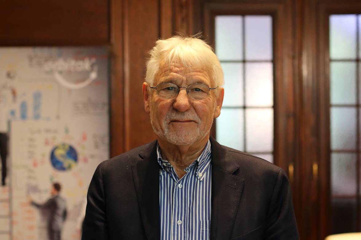 Gerhard Roth wird von der Weiterbildungsbranche ausgezeichnet